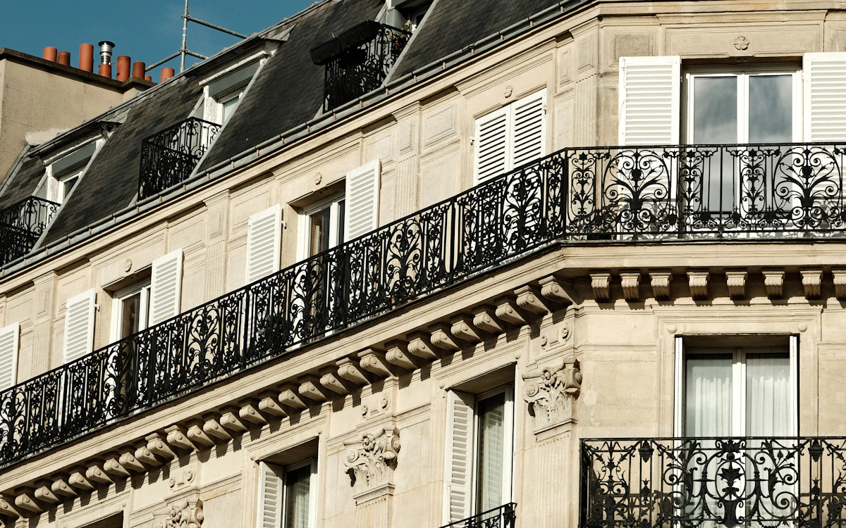 Façade d'immeuble haussmannien avec balcons en fer forgé