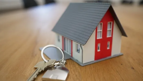 Propriétaire tenant les clefs de son logement